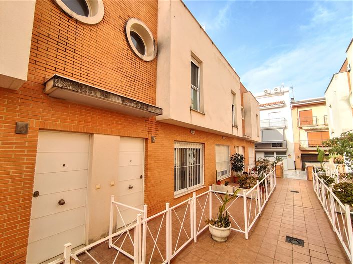 Image No.1-4 Bed Townhouse for sale