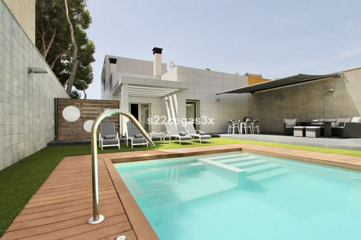 Image No.1-4 Bed Villa for sale