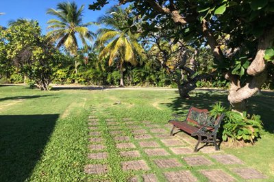 williams-cottage-lush-gardens