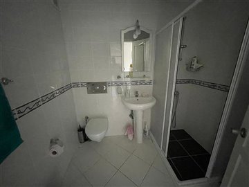 3-Bed Calis Penthouse- Family Bathroom