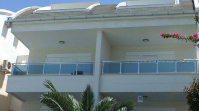 Duplex Modern Penthouse In Side - Large glass panelled balconies