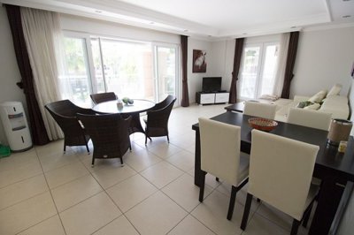 Modern 2- Bed Side Apartment - Ample natural light