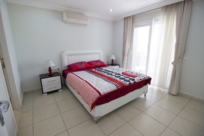 Modern 2- Bed Side Apartment - Double bedroom