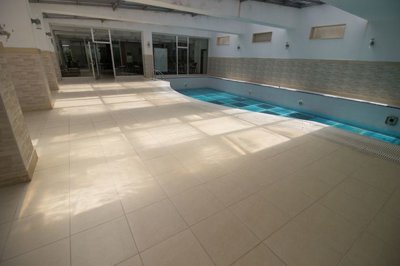 Modern 2- Bed Side Apartment - Indoor pool