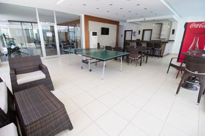 Modern 2- Bed Side Apartment - Cafe-bar/games room