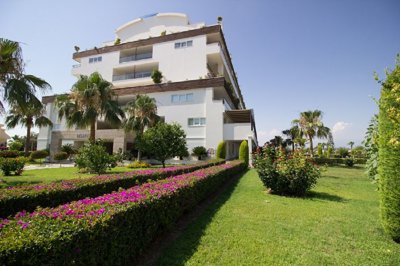 Modern 1 Bedroom  Side Apartment- Lush landscaped gardens