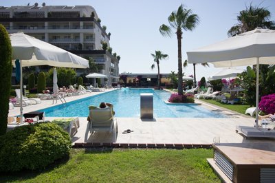 Modern 1 Bedroom  Side Apartment - Large communal pool