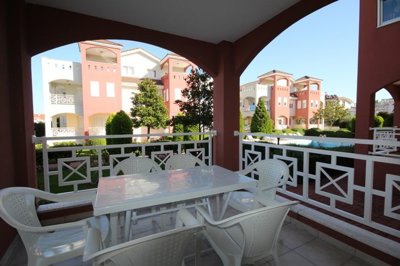 New Traditional Side Apartment - Shaded alfresco dining