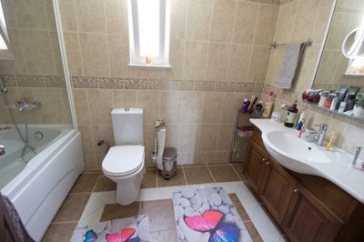 Bargain 3-Bed Side Apartment - Jacuzzi bathroom