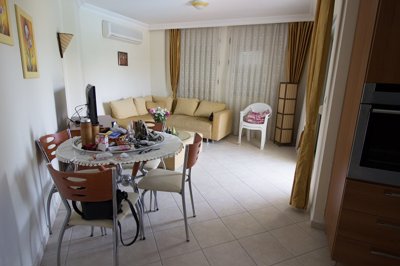 Bargain Side Apartment - Town Centre - Living area