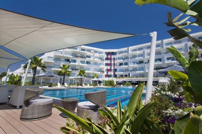 Luxury Side Apartments - Desirable Complex -Pool area