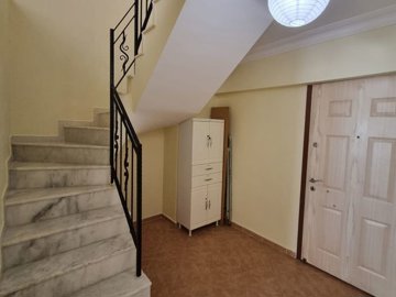 A Good-Sized 3-Bedroom Didim Property For Sale – Entrance hallway with storage