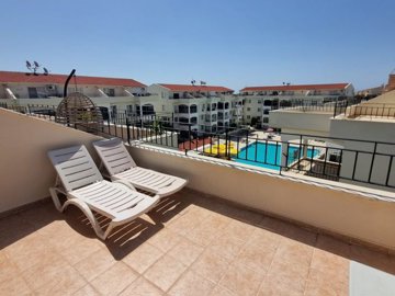 A Good-Sized 3-Bedroom Didim Property For Sale – Large roof terrace overlooking the pool