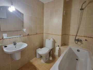 A Good-Sized 3-Bedroom Didim Property For Sale – First bathroom featuring a bathtub