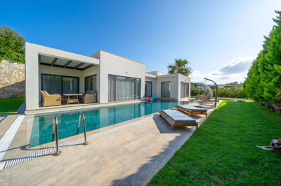 An Immaculate Single-Level Villa For Sale - Main view of the villa and private pool