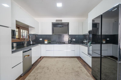 An Immaculate Single-Level Villa For Sale - A fully equipped stylish kitchen