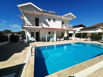 A Semi-Detached Villa With A Shared Pool For Sale - Gorgeous villa with shared pool