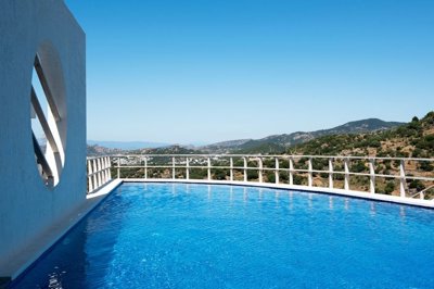 Magnificent Sea View Apartment For Sale In Bodrum - Shared pool with nature views