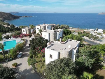 A Pretty Duplex Furnished Bodrum Villa For Sale - Villa in proximity to the sea