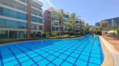 Fully Furnished Apartment For Sale In Alanya – A large communal pool and sun terraces