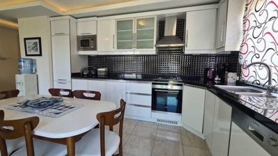 Fully Furnished Apartment For Sale In Alanya – Large fully fitted kitchen with built-in appliances