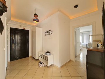 Fully Furnished Alanya Duplex Apartment  For Sale In Cikcilli - Entrance hallway