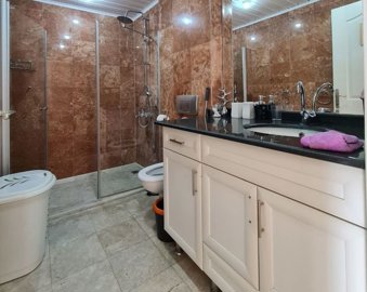 Fully Furnished Alanya Duplex Apartment  For Sale In Cikcilli - First modern bathroom on the entrance floor