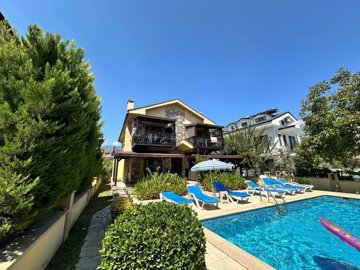 A Delightful First-Floor Apartment in Dalyan For Sale - Communal pool and pretty mature social garden