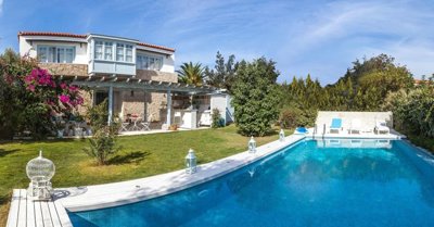 Idyllic Boutique Hotel For Sale In Alacati - A pretty hotel with 8 bedrooms