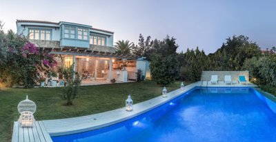 Idyllic Boutique Hotel For Sale In Alacati - Communal swimming pool and gardens