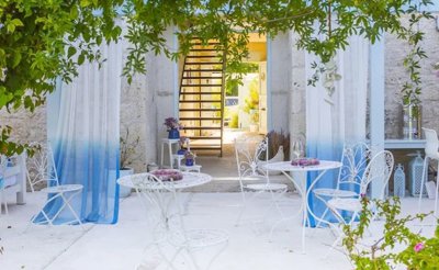 Idyllic Boutique Hotel For Sale In Alacati - Exterior dining areas