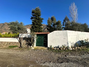 Rural Villa For Sale In Koycegiz, Dalyan - High walls around the perimeter for privacy