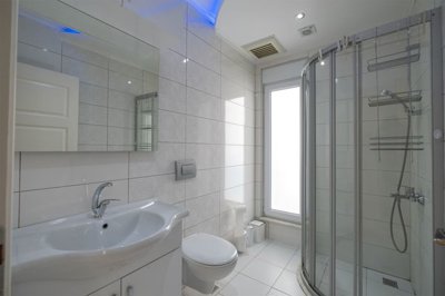 Investment Property For Sale In Alanya – Good size main bathroom with corner shower