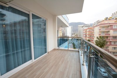 Striking Alanya Property For Sale In Mahmutlar - Lovely balcony for outdoor dining