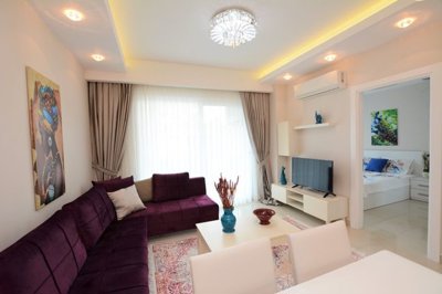 Striking Alanya Property For Sale In Mahmutlar - Dining space and lounge