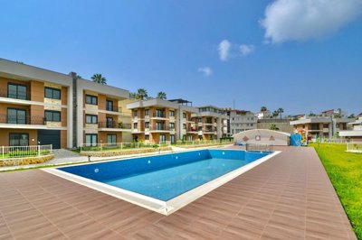 Impressive Triplex Property For Sale In Kargicak, Alanya - Communal swimming pool and sunbathing terraces