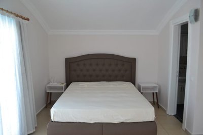 A Modern Triplex Villa For Sale in Belek, Antalya - Master bedroom with an ensuite bathroom