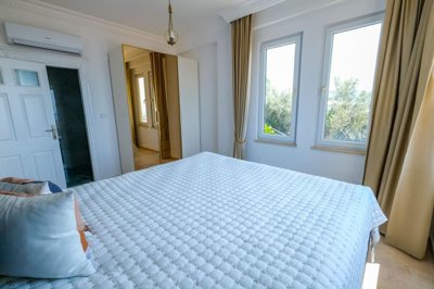 Versatile Sea View Property For Sale In Alanya - A spacious master bedroom