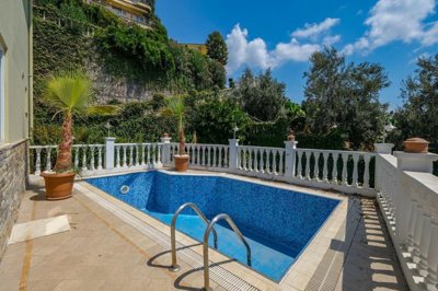 Versatile Sea View Property For Sale In Alanya - Private swimming pool and sun terrace