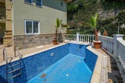 Versatile Sea View Property For Sale In Alanya - Private pool with ample privacy