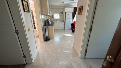 A Ready To Move Apartment In Antalya For Sale - Entrance hallway