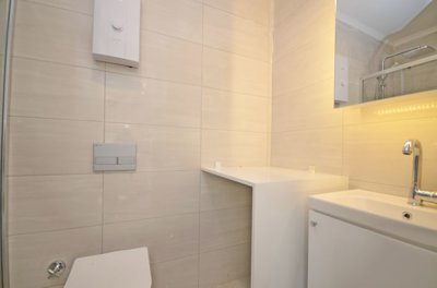 Modern Alanya One-Bedroom Property For Sale – Shower room with space for the washing machine