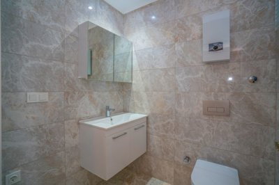 Ready To Move Duplex Apartment In Kestel, Alanya - Entrance floor shower room