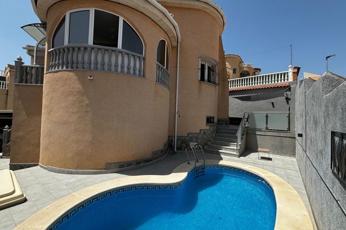 Image No.1-4 Bed Villa for sale