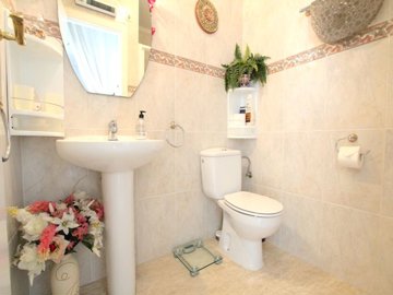 48574_charming_2_bed_2_bath_bungalow_with_a_private_solarium_230924130415_img_4050