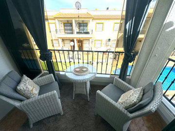 48599_fabulous_top_floor_apartment_with_a_private_solarium___pool_views_101024133820_img_6441