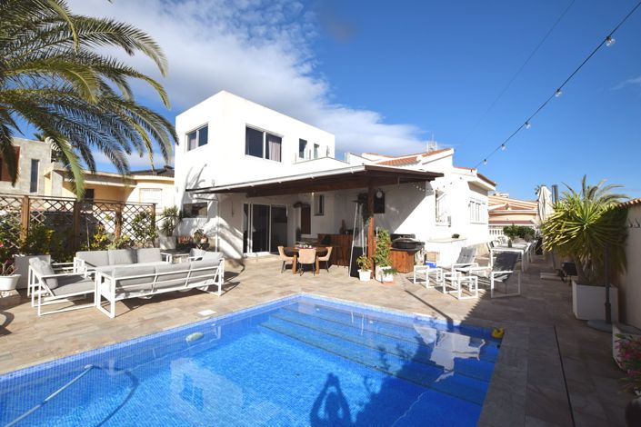 Image No.1-4 Bed Villa for sale