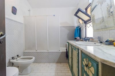 First bathroom (Large).jpg