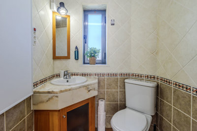 4 bathroom (1).jpg