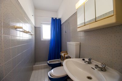 Bathroom (Large).jpg